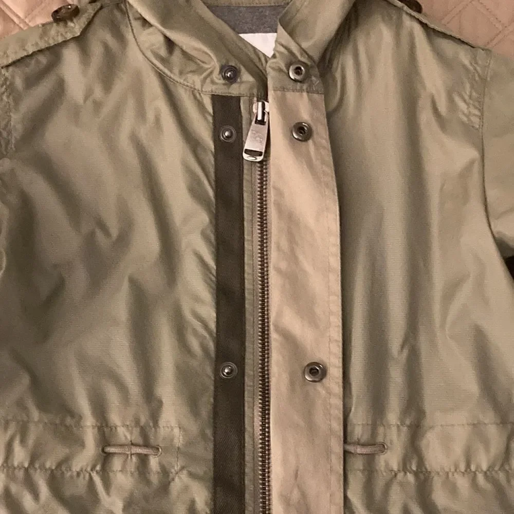 Burberry Boys Rain Jacket with Hood. Olive green Nylon. Size 4 Yr.